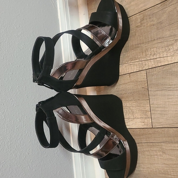 NWOT Michael Antonio Black and Metalic Platform 5" wedges. Never worn. - Picture 5 of 7